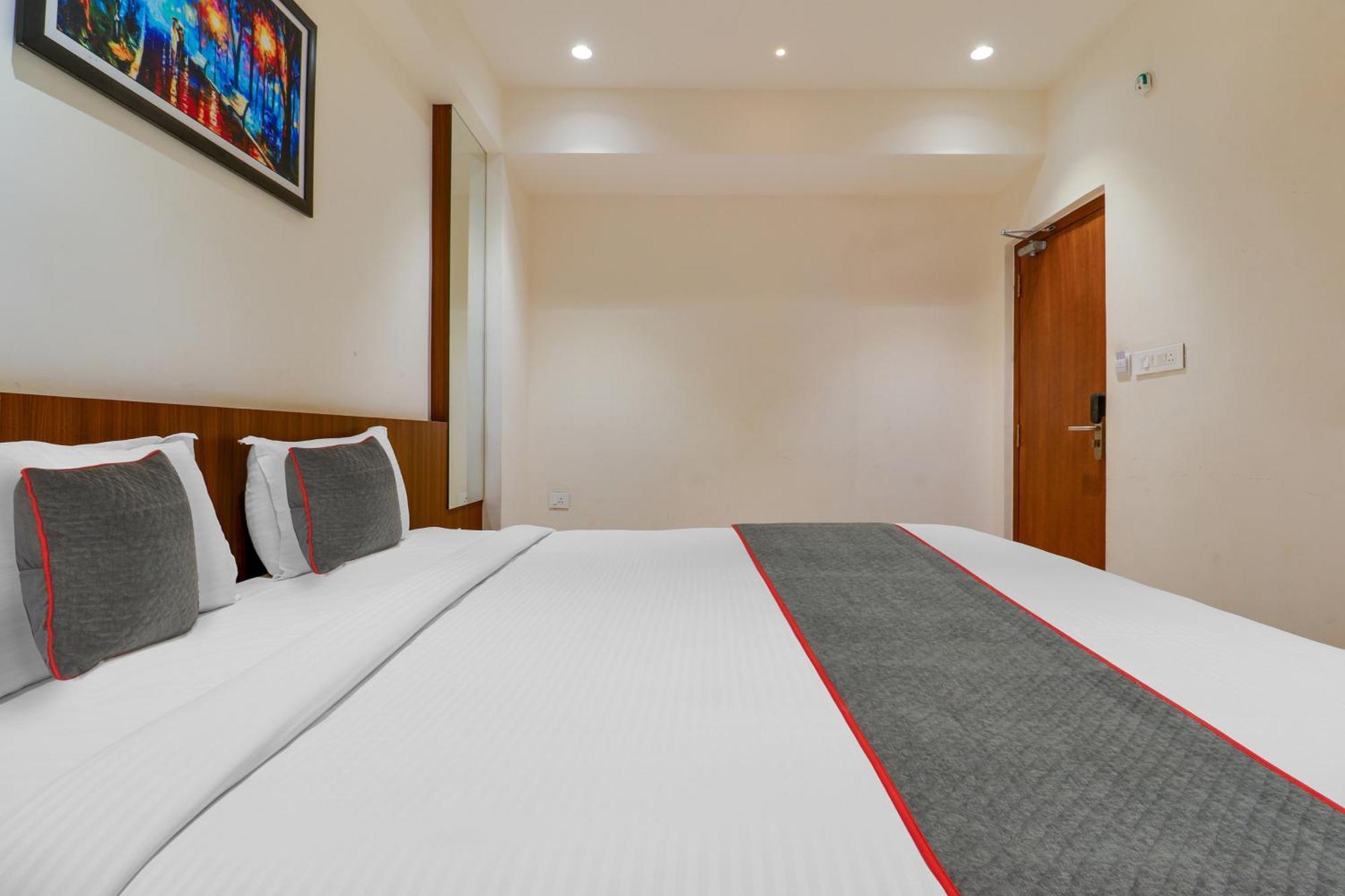Super Townhouse Rcc Lamps Hotell Visakhapatnam Exteriör bild