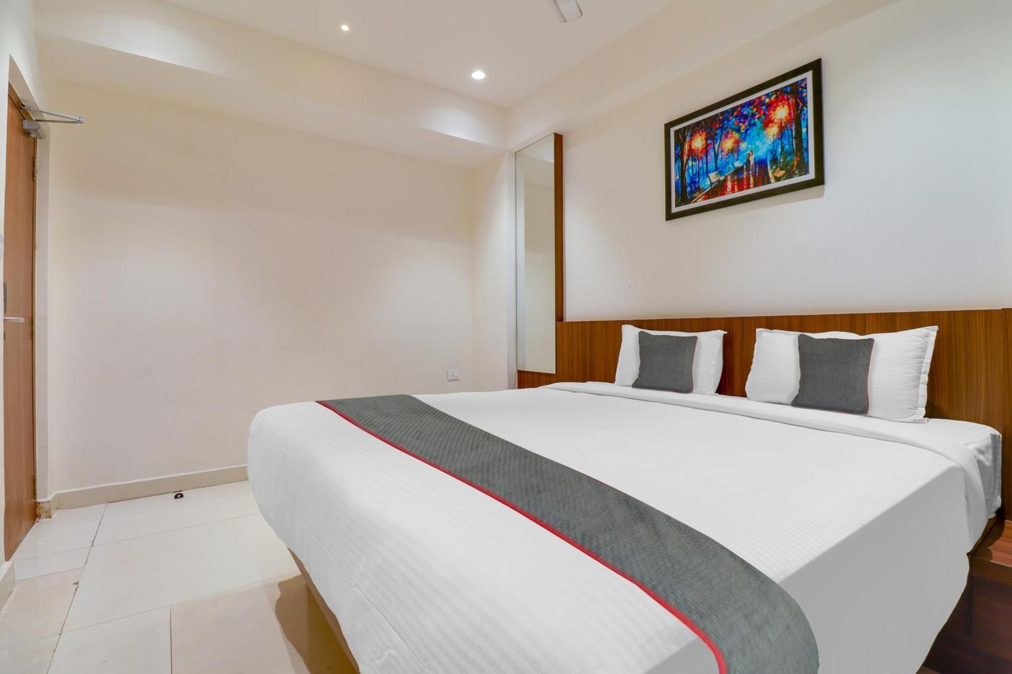 Super Townhouse Rcc Lamps Hotell Visakhapatnam Exteriör bild