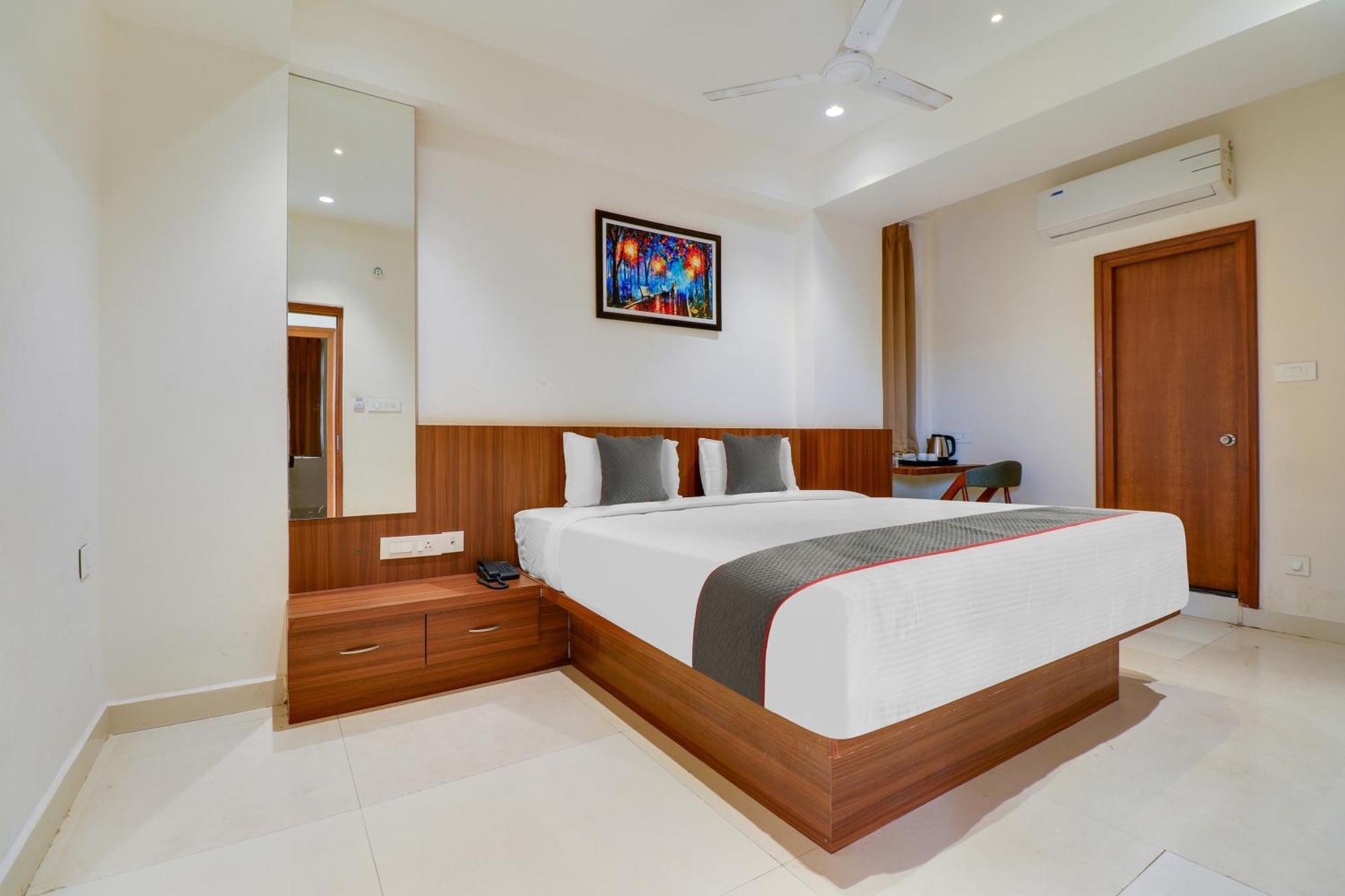 Super Townhouse Rcc Lamps Hotell Visakhapatnam Exteriör bild