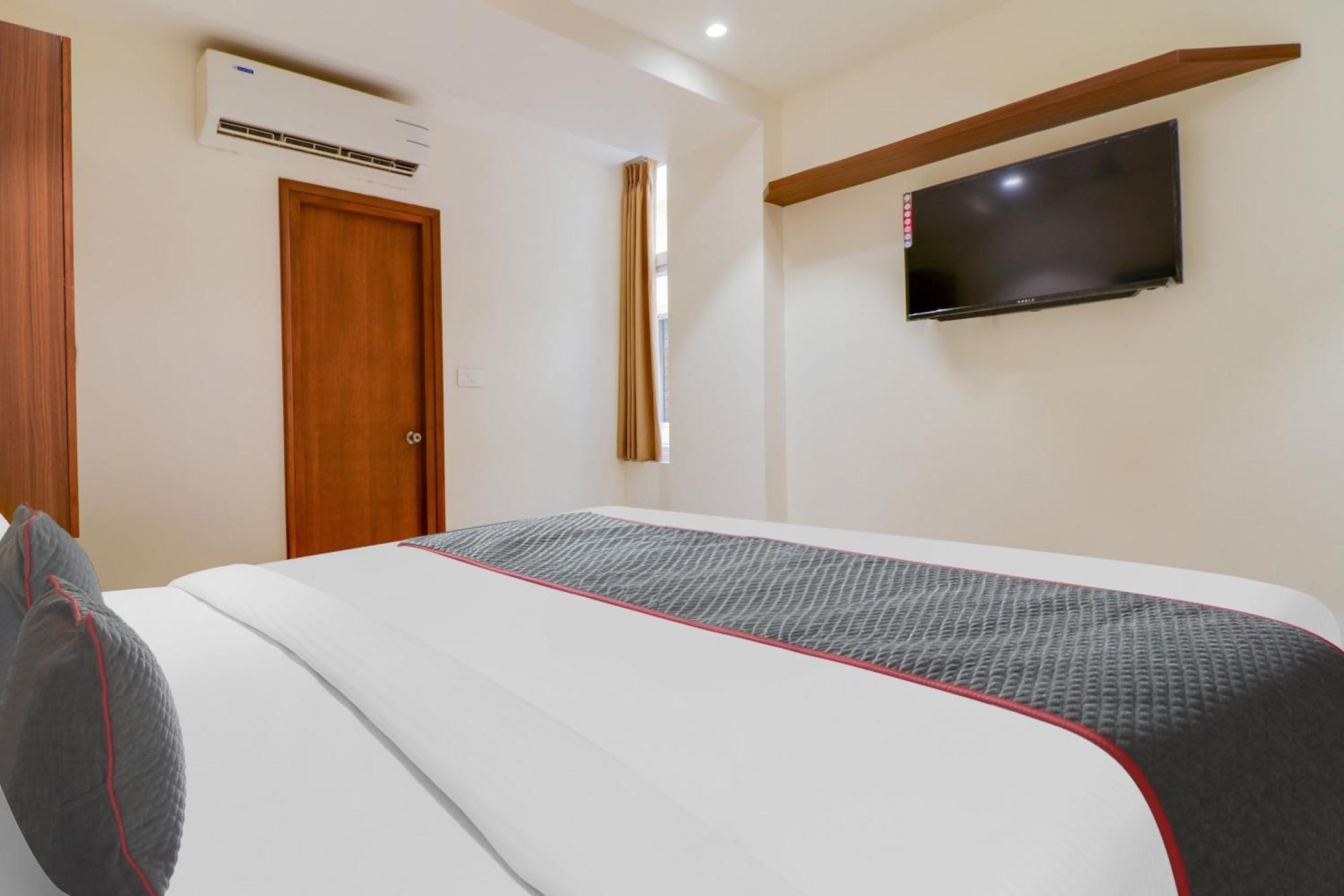 Super Townhouse Rcc Lamps Hotell Visakhapatnam Exteriör bild