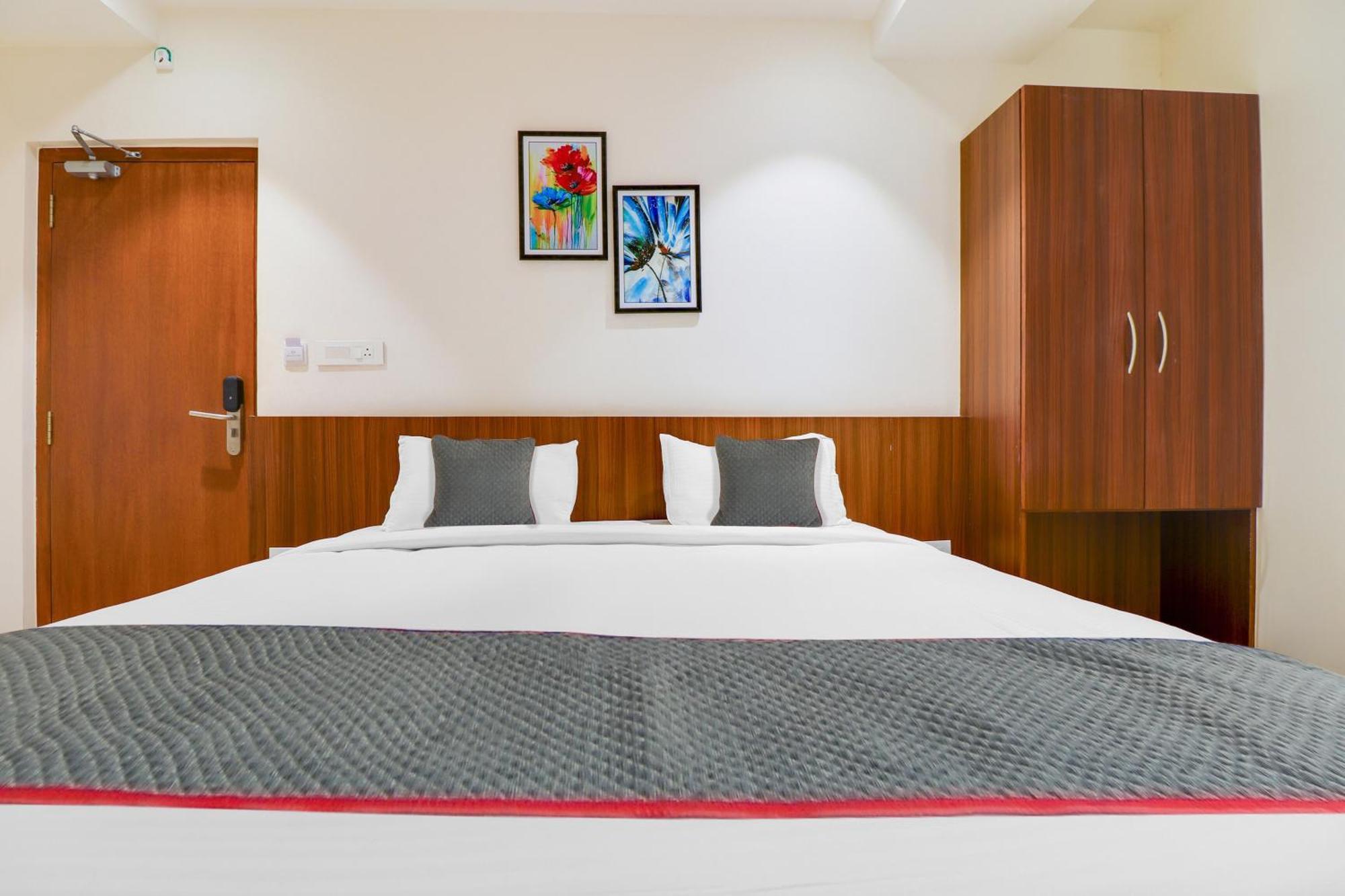 Super Townhouse Rcc Lamps Hotell Visakhapatnam Exteriör bild
