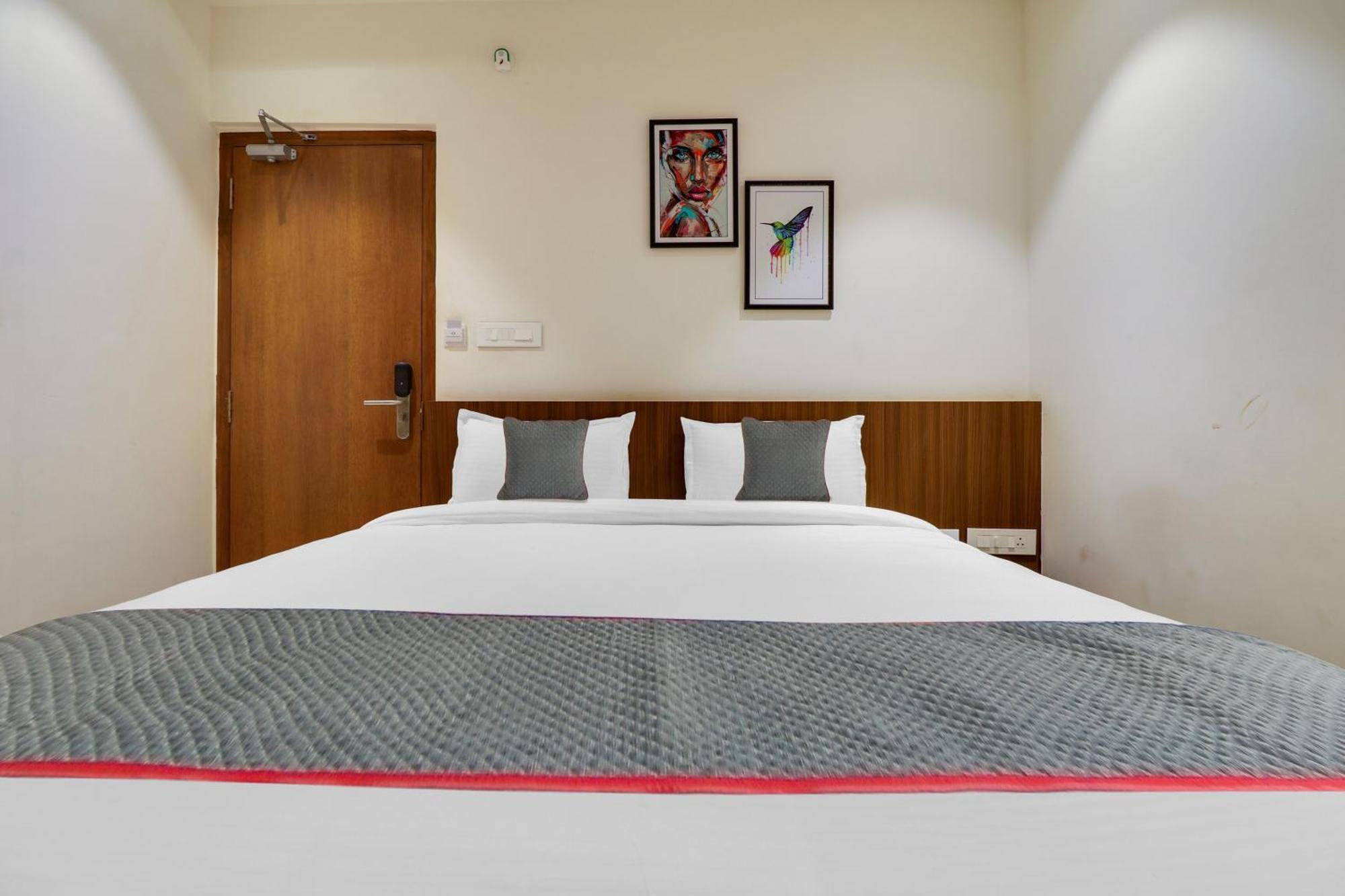 Super Townhouse Rcc Lamps Hotell Visakhapatnam Exteriör bild