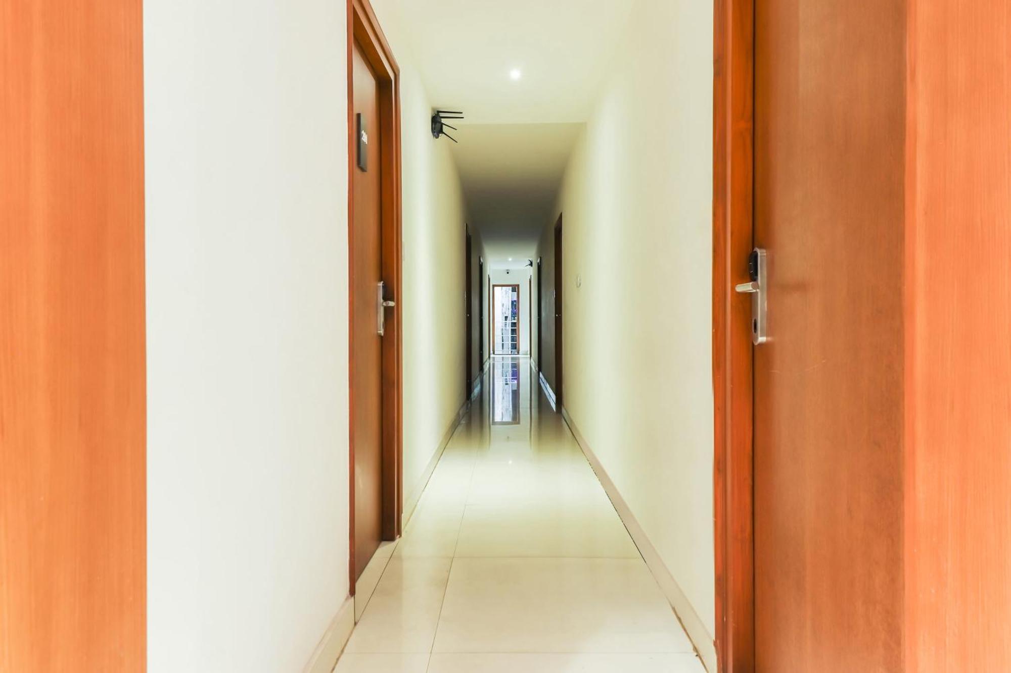 Super Townhouse Rcc Lamps Hotell Visakhapatnam Exteriör bild