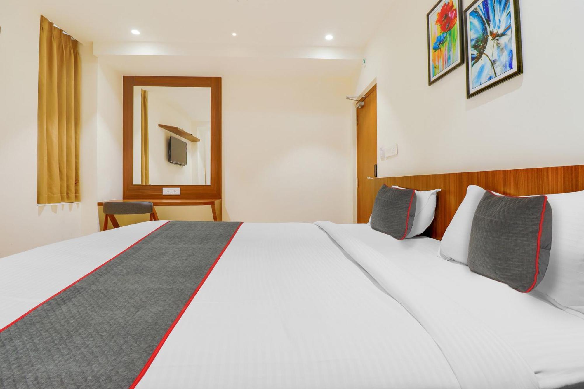 Super Townhouse Rcc Lamps Hotell Visakhapatnam Exteriör bild