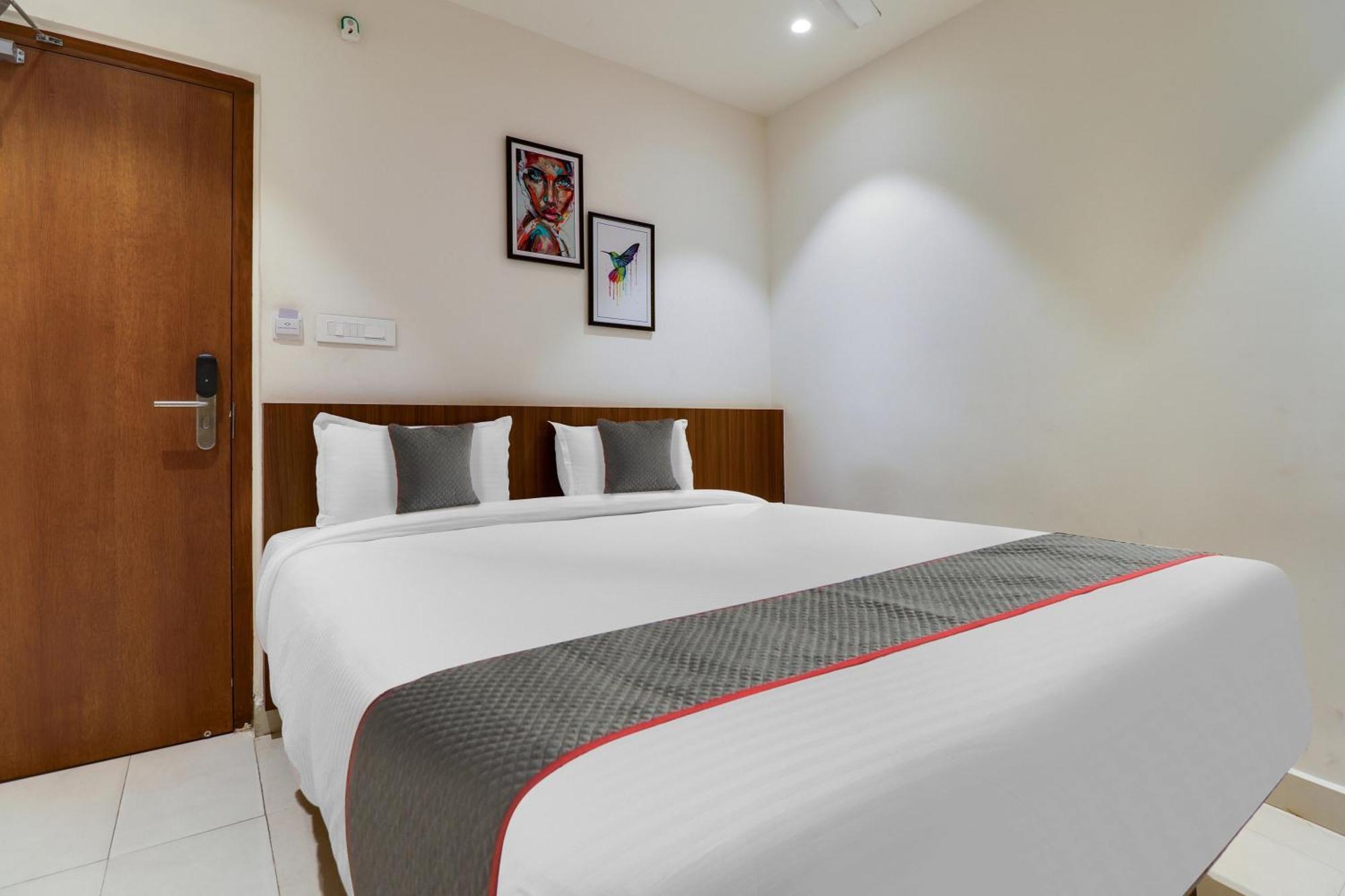 Super Townhouse Rcc Lamps Hotell Visakhapatnam Exteriör bild