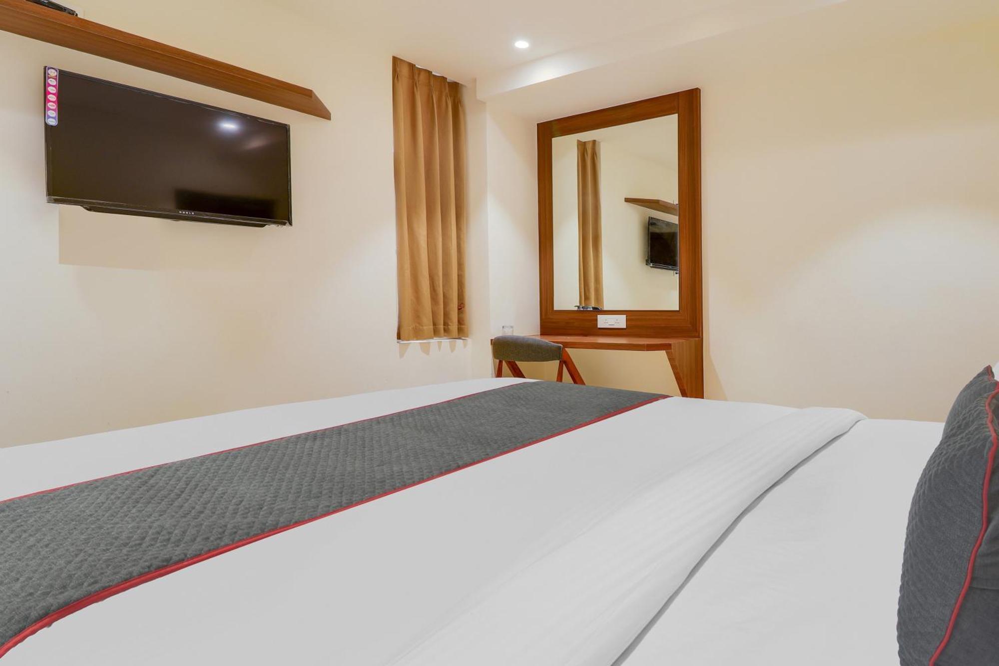 Super Townhouse Rcc Lamps Hotell Visakhapatnam Exteriör bild