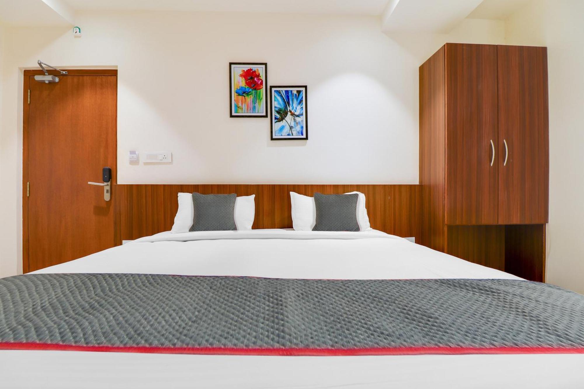 Super Townhouse Rcc Lamps Hotell Visakhapatnam Exteriör bild
